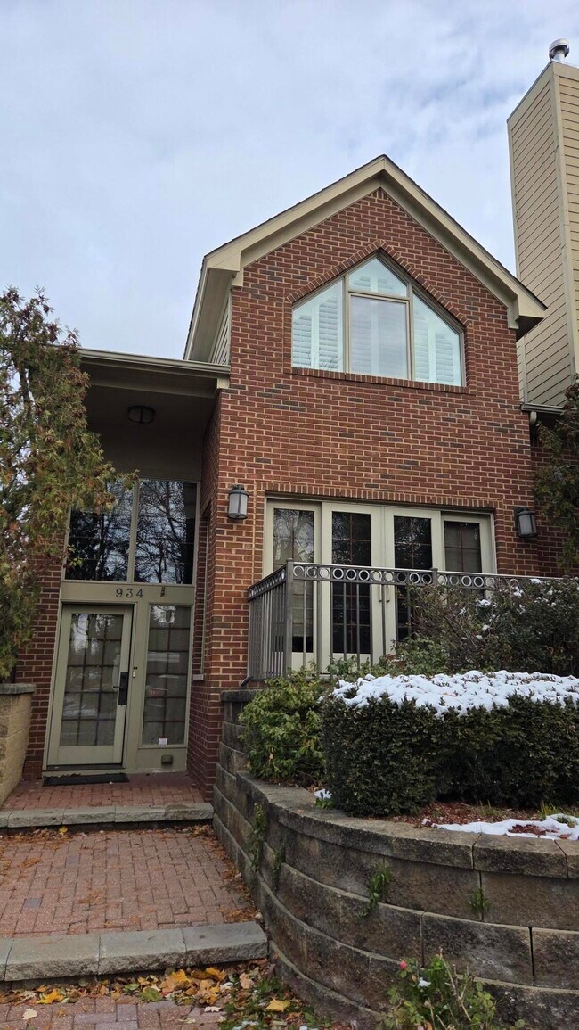 Building Photo - 934 W Huron St