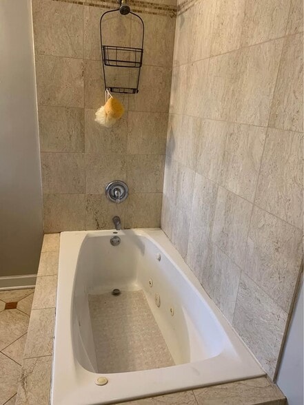 Tub - 6309 N Albany Ave