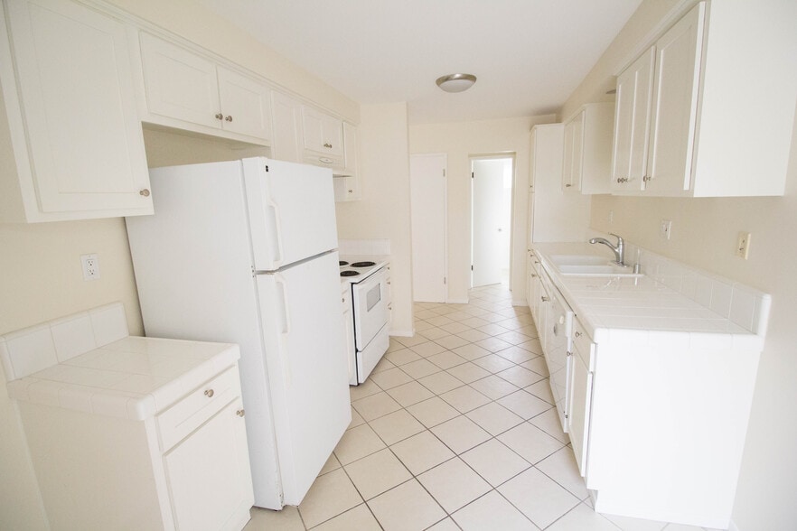Kitchen (facing powder room) - 2224 Curtis Ave