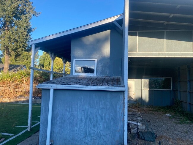 Building Photo - Cozy Single family home with two car garage and controlled access gate