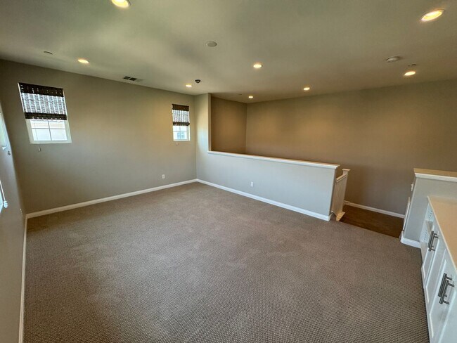 Building Photo - Charming 3-bedroom 2.5 bath nestled inside...
