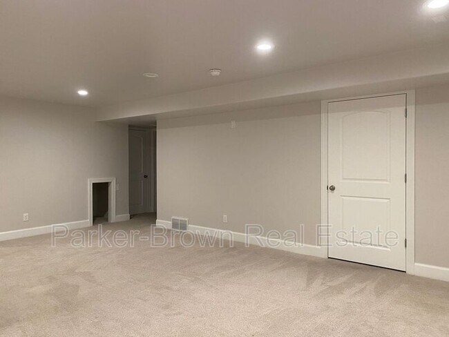 Building Photo - 5561 W Pkwy W