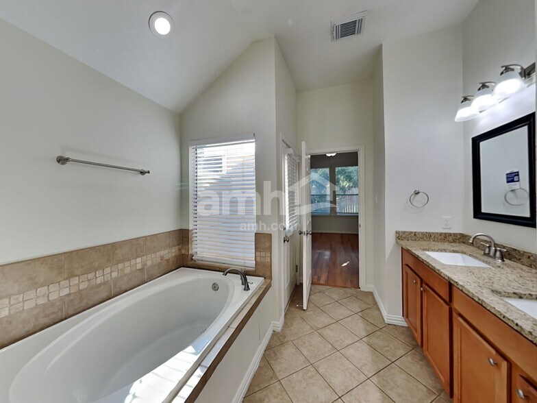 Building Photo - 30919 Blue Ridge Park Ln