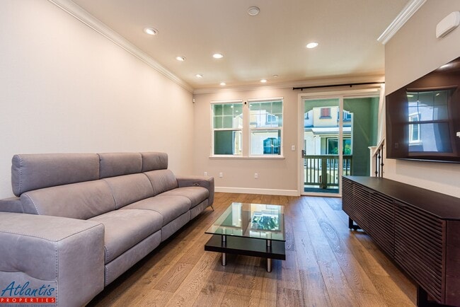 Building Photo - Gorgeous Condo | Premium Materials