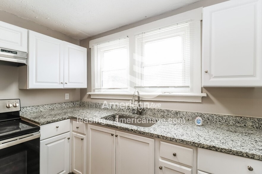 Building Photo - 29 E 13th St