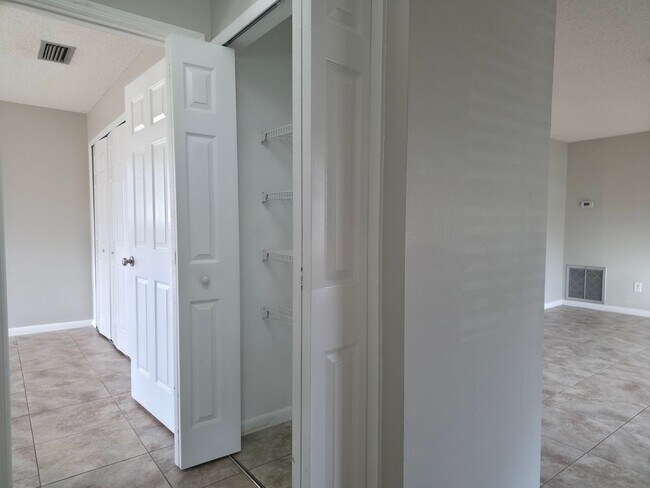 Building Photo - Freshly Updated 2/1 House with Garage in Deltona!