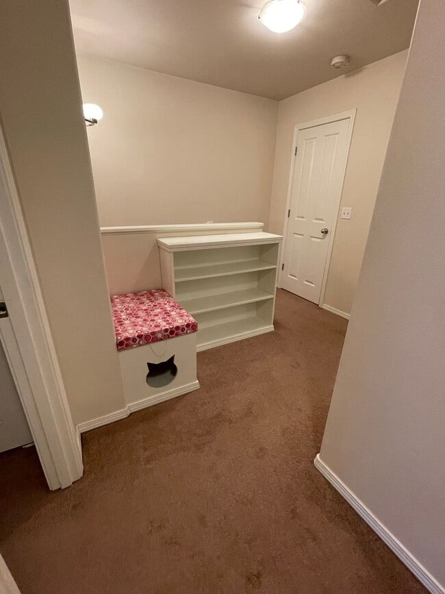 Building Photo - Three bedroom located near JBER