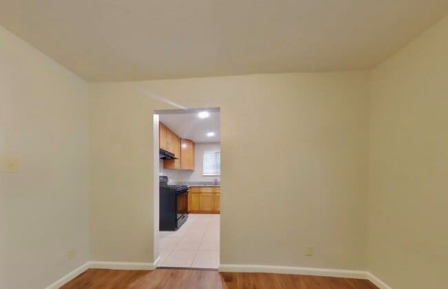 Building Photo - 2747 El Rey St