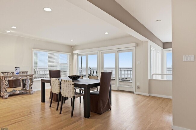 Building Photo - 119 S 11th Ave