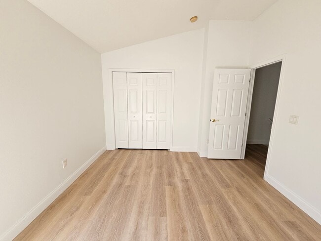 Building Photo - 2 Bedroom, 1.5 bath townhome in gated comm...
