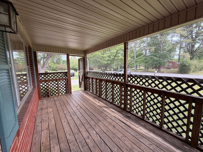 Building Photo - Available Immediately! 3 Bedroom 1 Bath + Bonus & Screened in Porch