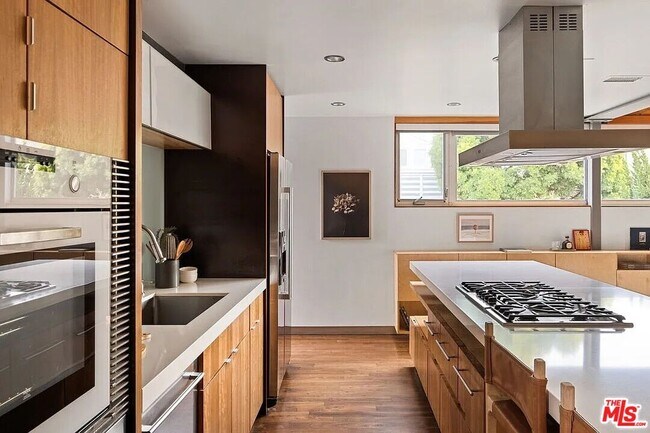 Building Photo - 724 Superba Ave