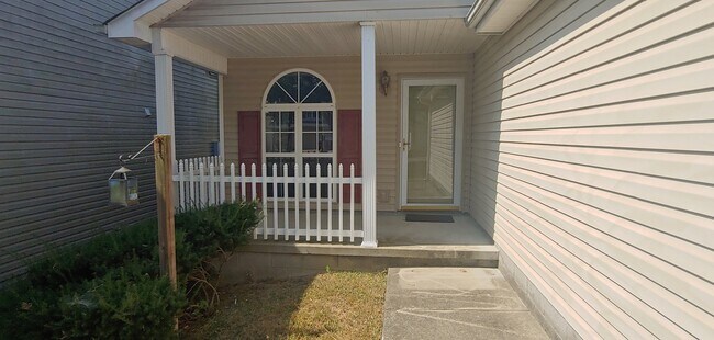 Building Photo - One Level home with 3 bedrooms,2 bath  Large back yard!       26032326