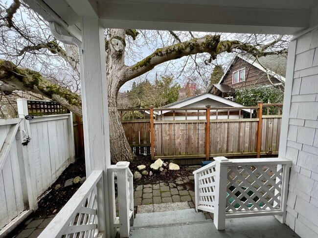 Building Photo - Phinney Ridge Cottage