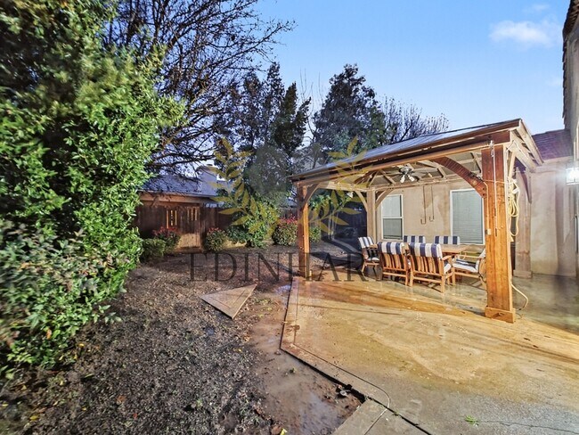 Building Photo - 2282 E Decatur Ave