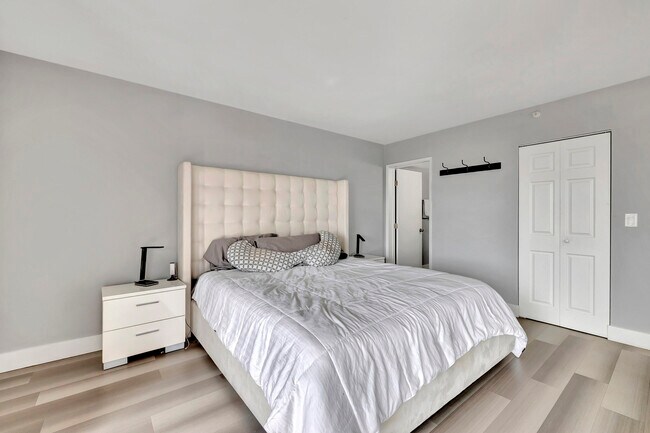 Building Photo - 2200 S Cypress Bend Dr