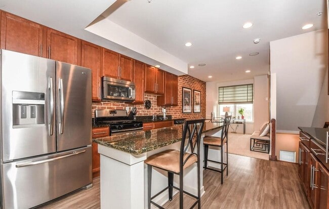 Building Photo - Stylish townhouse in ideal Frederick locat...