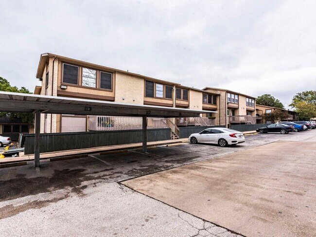 Building Photo - 2124 Burton Dr