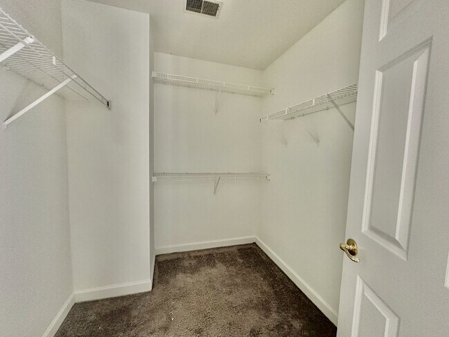 Building Photo - 4-Bedroom Home with Loft and Office for Re...
