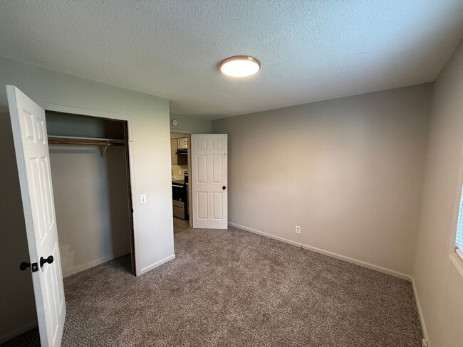 Building Photo - 3 Bed 2 Bath House