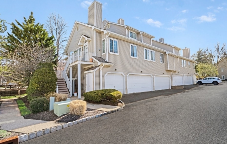 Building Photo - 89 Birchwood Rd