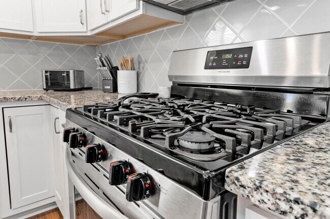 Building Photo - 6508 Satjanon Dr