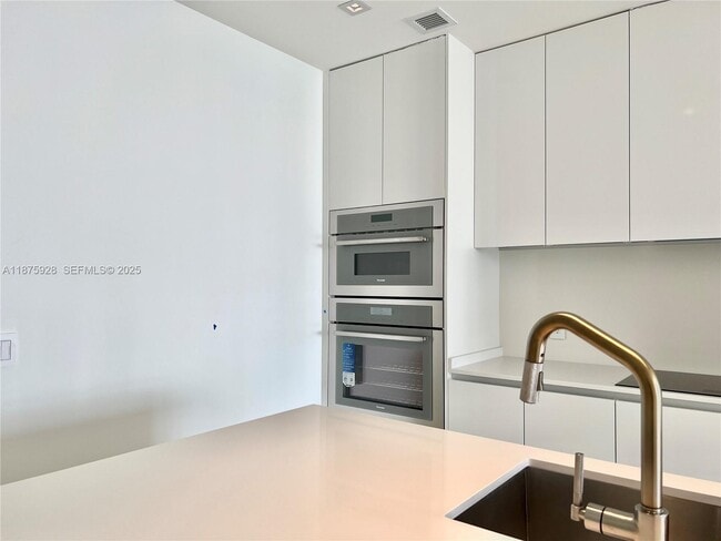 Building Photo - 700 NE 24th St