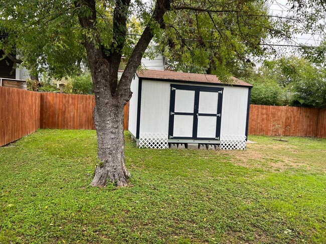 Building Photo - 1318 Broadmoor Dr