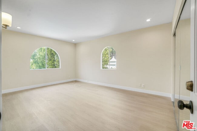 Building Photo - 209 N Doheny Dr