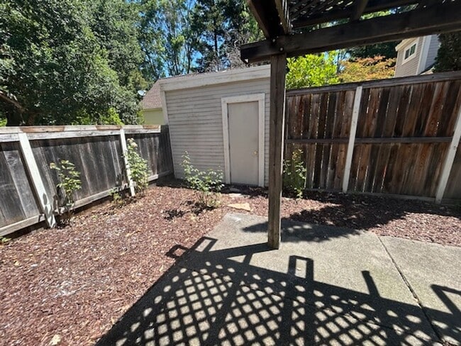 Building Photo - Charming 3 Bedroom, 2.5 Bathroom Condo in ...