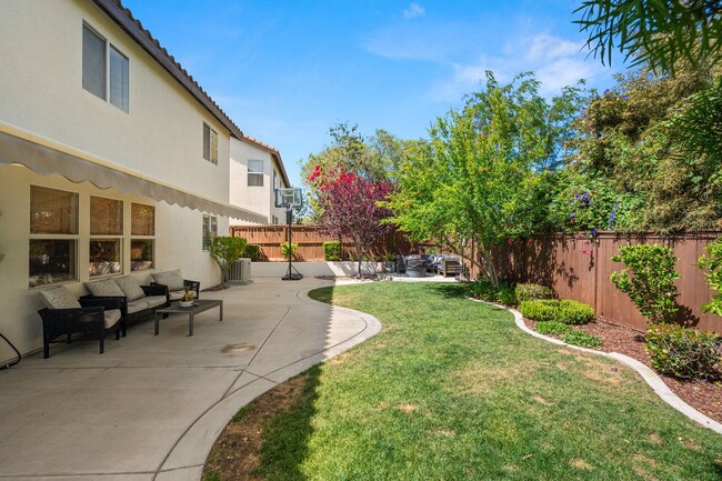 Building Photo - Gorgeous Eastlake Townhome!