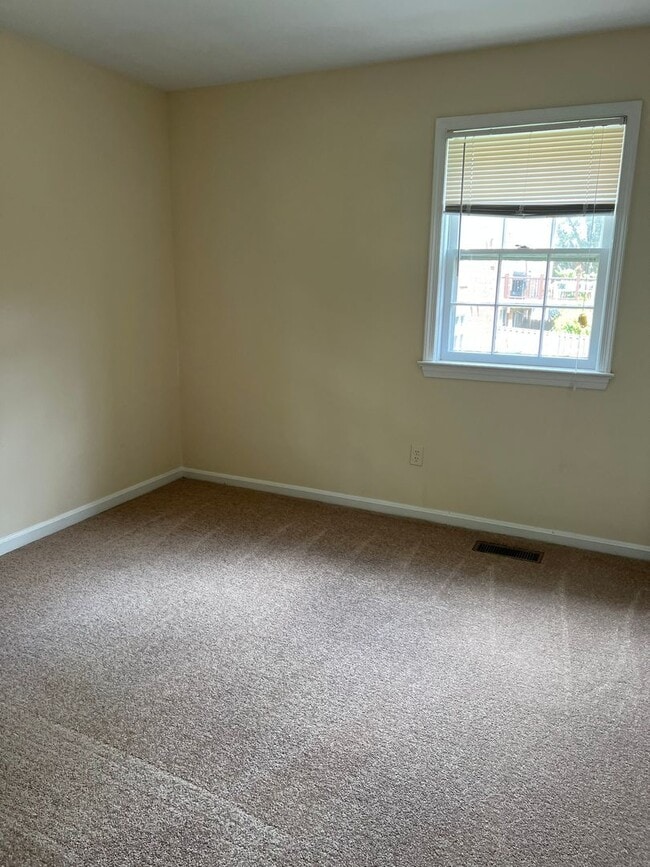 Building Photo - Wonderful end unit in Downtown Bethesda, 1 Mi. to Bethesda Metro