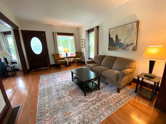 Building Photo - 1520 Maple Rd