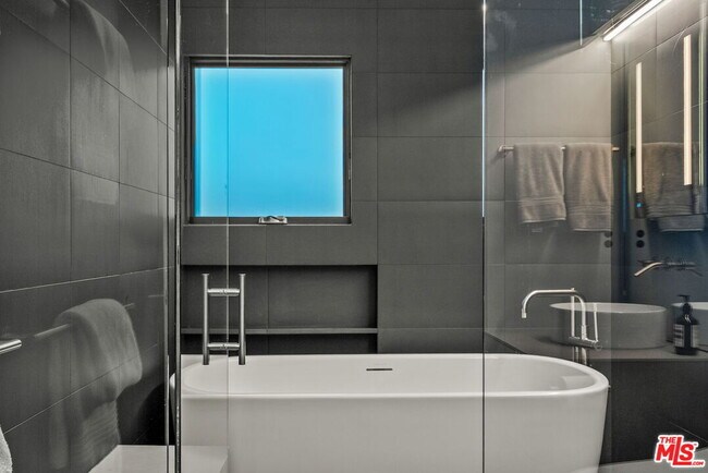 Building Photo - 1527 Cabrillo Ave