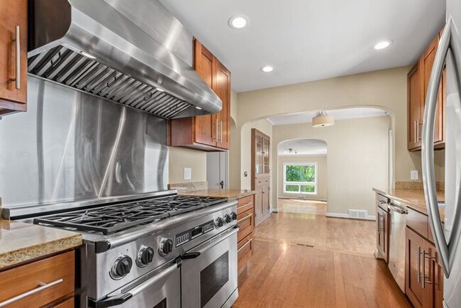Building Photo - Charming Beach Drive Craftsman w/ AC and V...