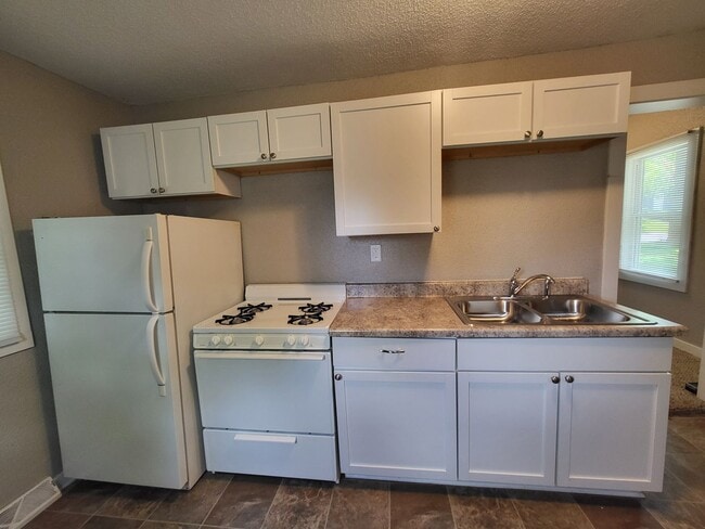 Building Photo - 1 Bedroom home with garage!