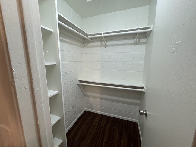 Building Photo - Well Maintained Condo in La Cresenta