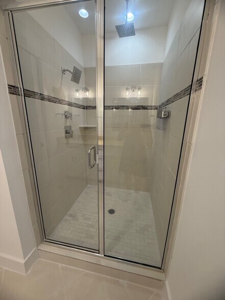 Building Photo - 3008 Zenia Dr