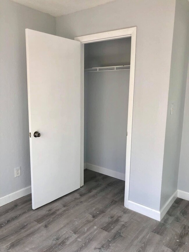 Building Photo - 3 BED 1 BATH DUPLEX. FENCED YARD!
