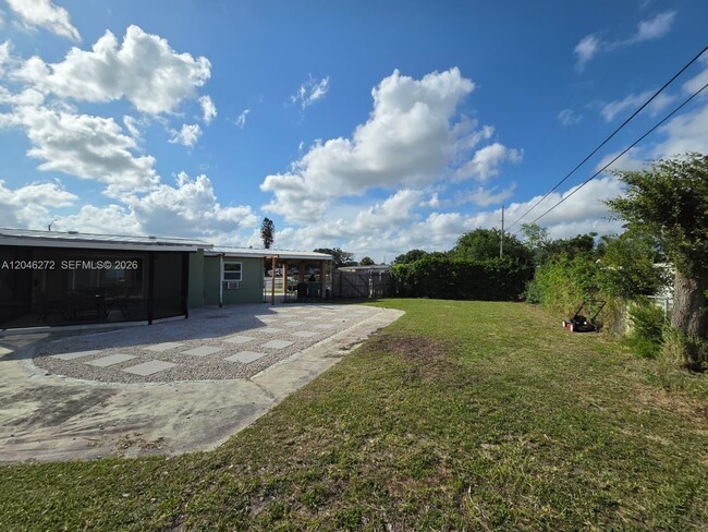 Building Photo - 305 SE Airoso Blvd