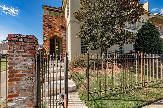 Building Photo - 3 Bedroom Townhome Available Now Near Old Goodwood!