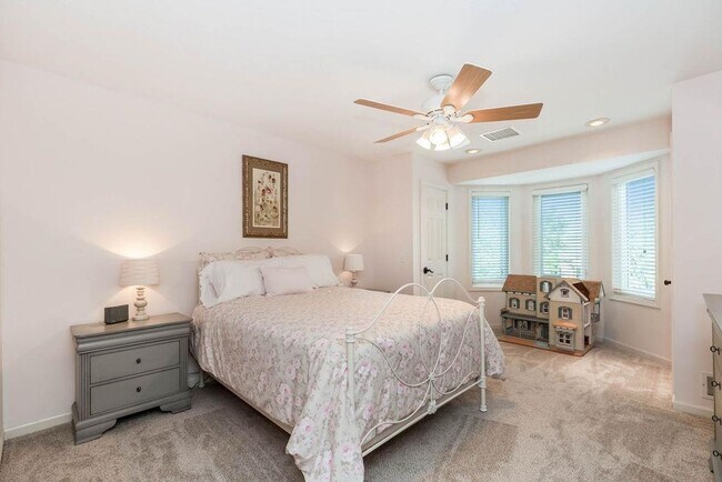 Building Photo - {5801} Spacious 2 Story Home in highly des...