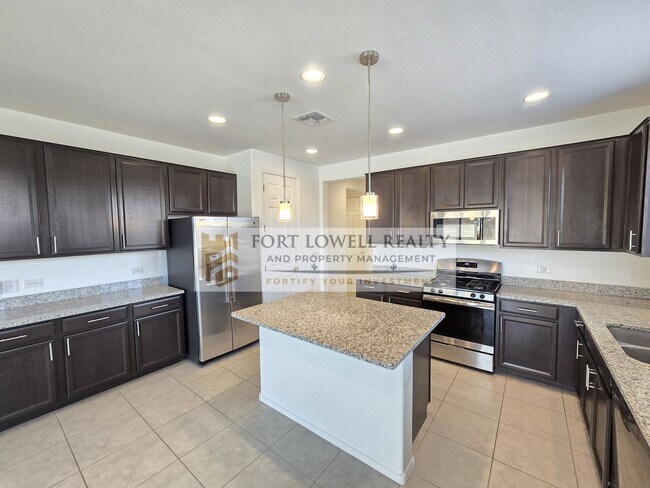 Building Photo - Modern 3 Bed / 2 Bath Home with Open Floor...