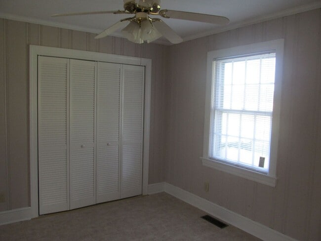 Building Photo - 3 Bed 1 Bath Brick Ranch