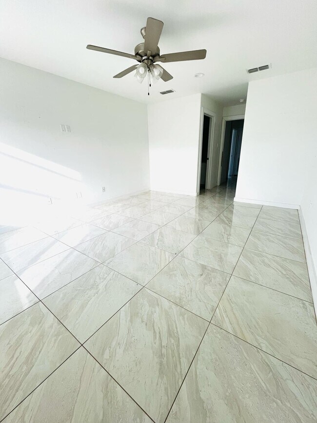 Building Photo - 403 Graneros Ave