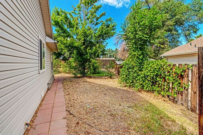 Building Photo - 3 bedroom home with fenced yard and garage...