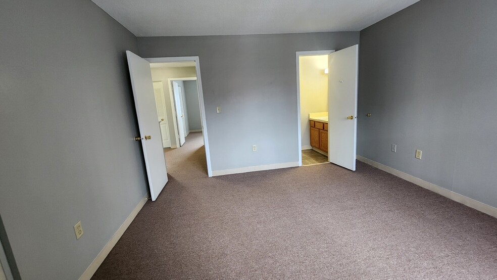 Building Photo - 102 N Point Dr