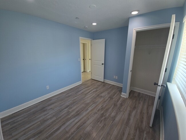 Building Photo - Gateway Village #61