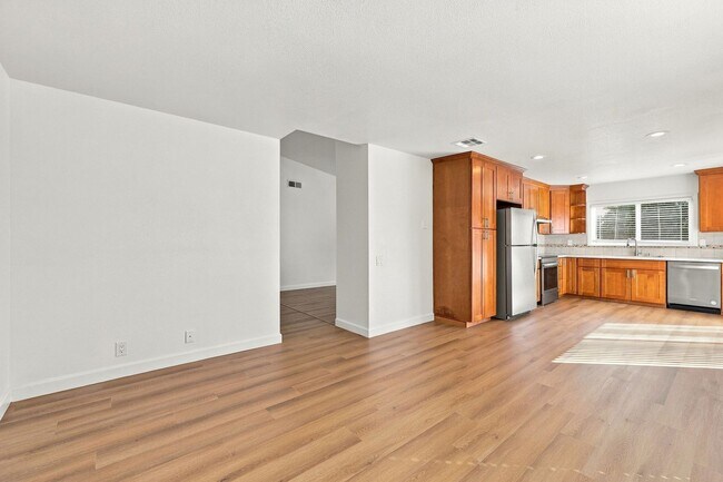 Building Photo - 560 Glenburry Way