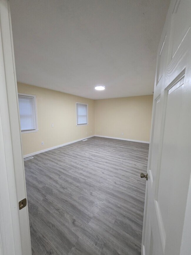 Building Photo - **Spacious 3-Bedroom, 2 -Bath Home Available!**